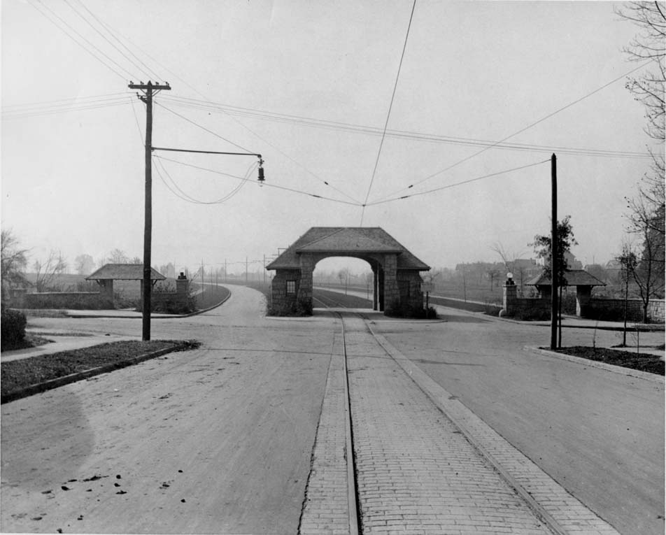 Entrance gate to Myers Park, 1912