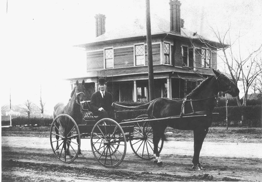 Horse & Buggy in front of Parker House, 1905