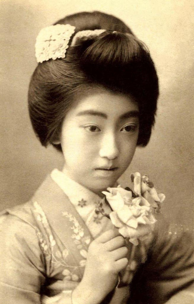 Chishō Takaoka: Life Story and Beautiful photos of a the Nine-Fingered Geisha