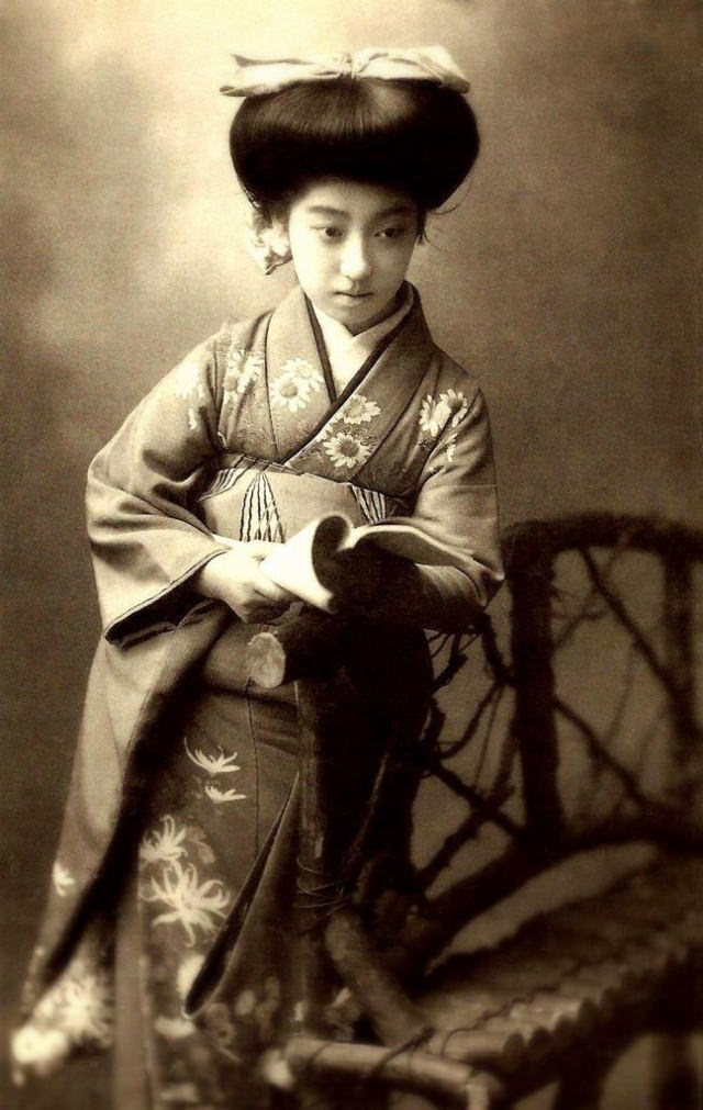 Chishō Takaoka: Life Story and Beautiful photos of a the Nine-Fingered Geisha