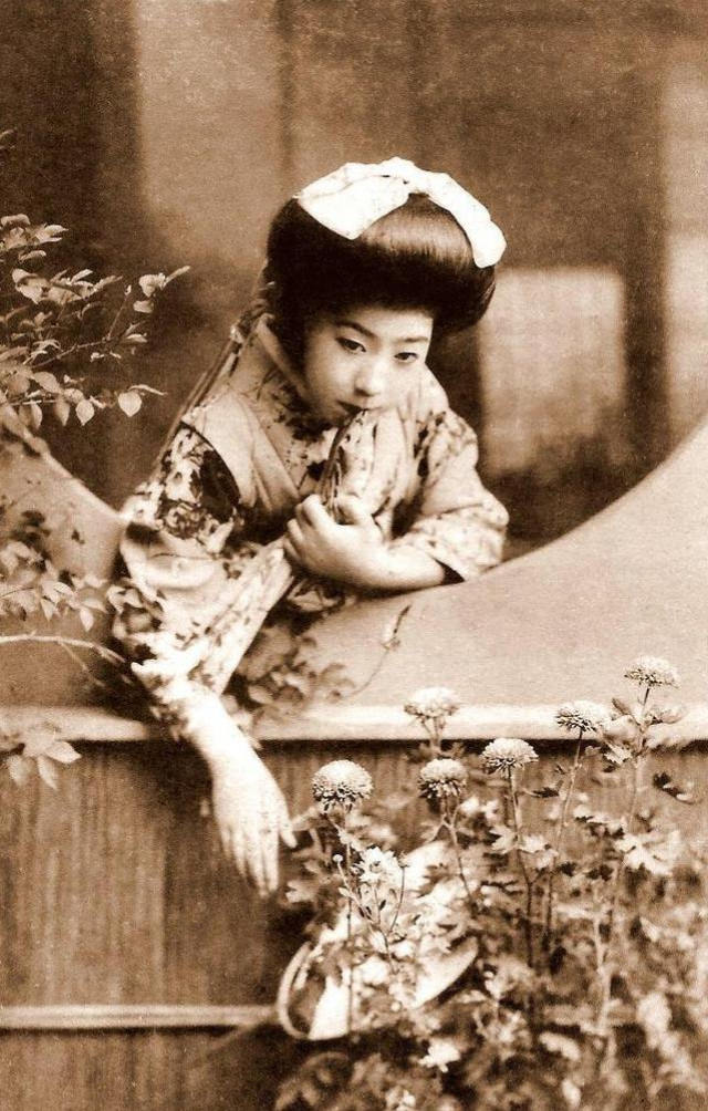 Chishō Takaoka: Life Story and Beautiful photos of a the Nine-Fingered Geisha