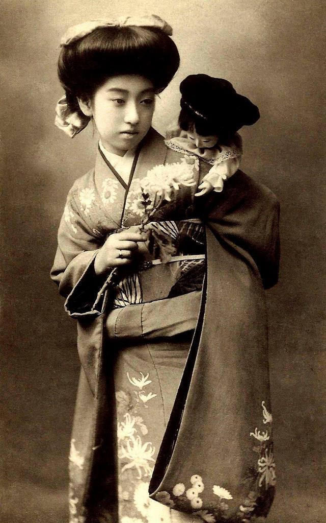 Chishō Takaoka: Life Story and Beautiful photos of a the Nine-Fingered Geisha