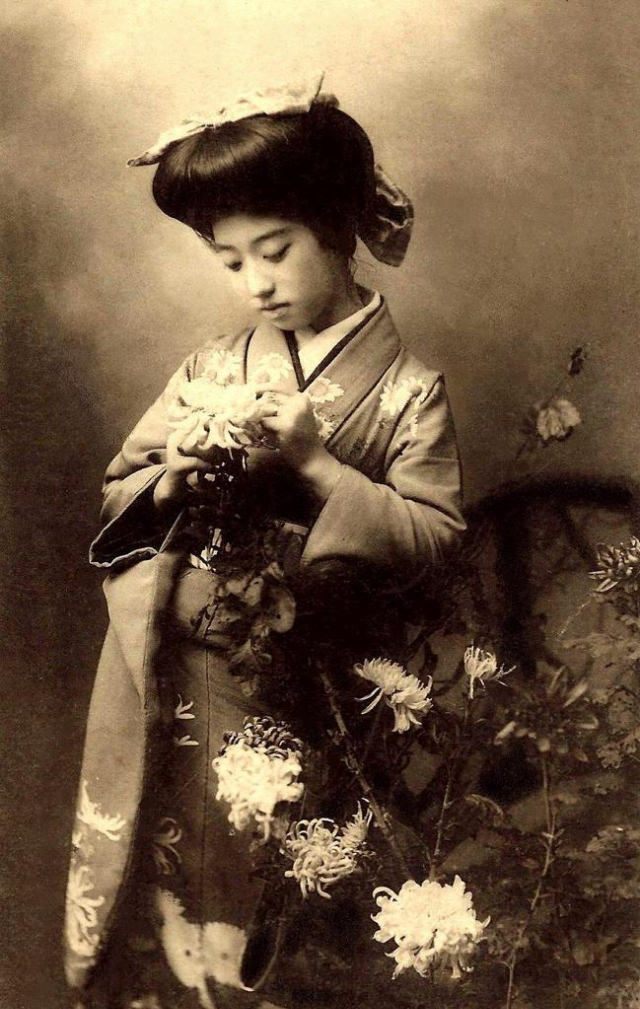 Chishō Takaoka: Life Story and Beautiful photos of a the Nine-Fingered Geisha