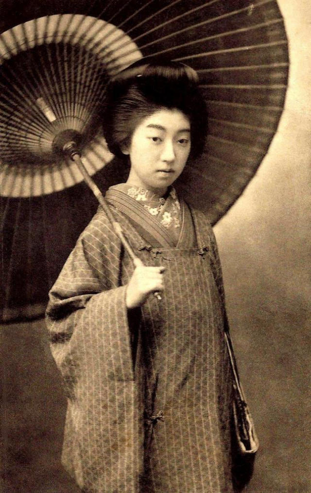 Chishō Takaoka: Life Story and Beautiful photos of a the Nine-Fingered Geisha