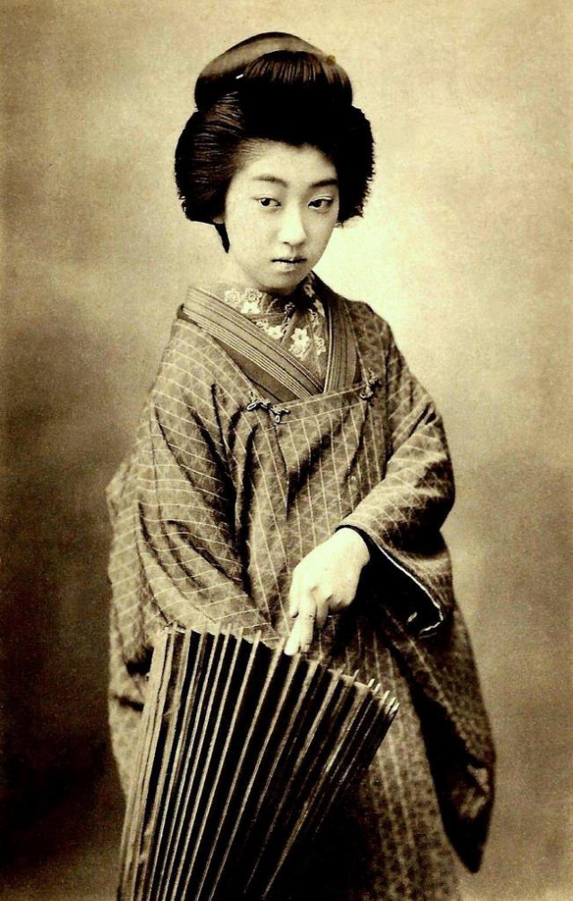 Chishō Takaoka: Life Story and Beautiful photos of a the Nine-Fingered Geisha