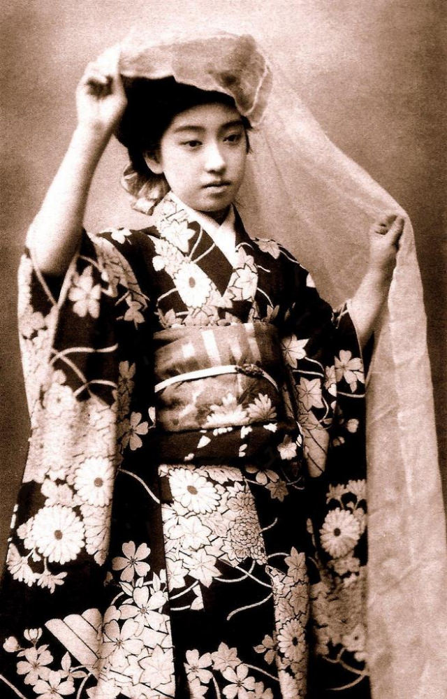 Chishō Takaoka: Life Story and Beautiful photos of a the Nine-Fingered Geisha