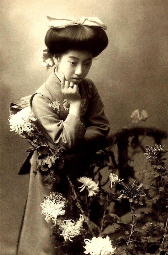 Chishō Takaoka: Life Story and Beautiful photos of a the Nine-Fingered Geisha