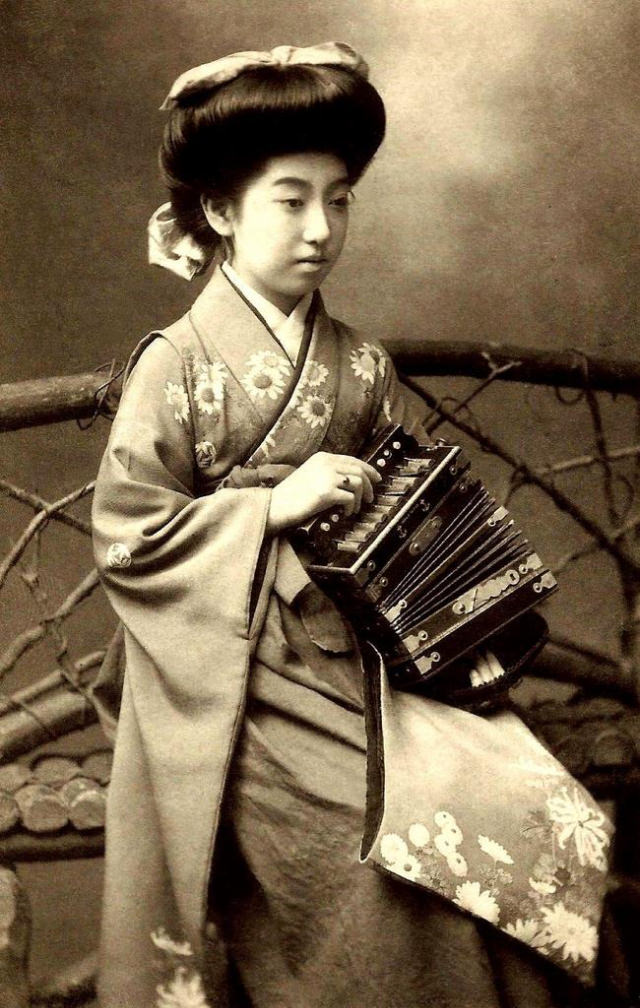 Chishō Takaoka: Life Story and Beautiful photos of a the Nine-Fingered Geisha