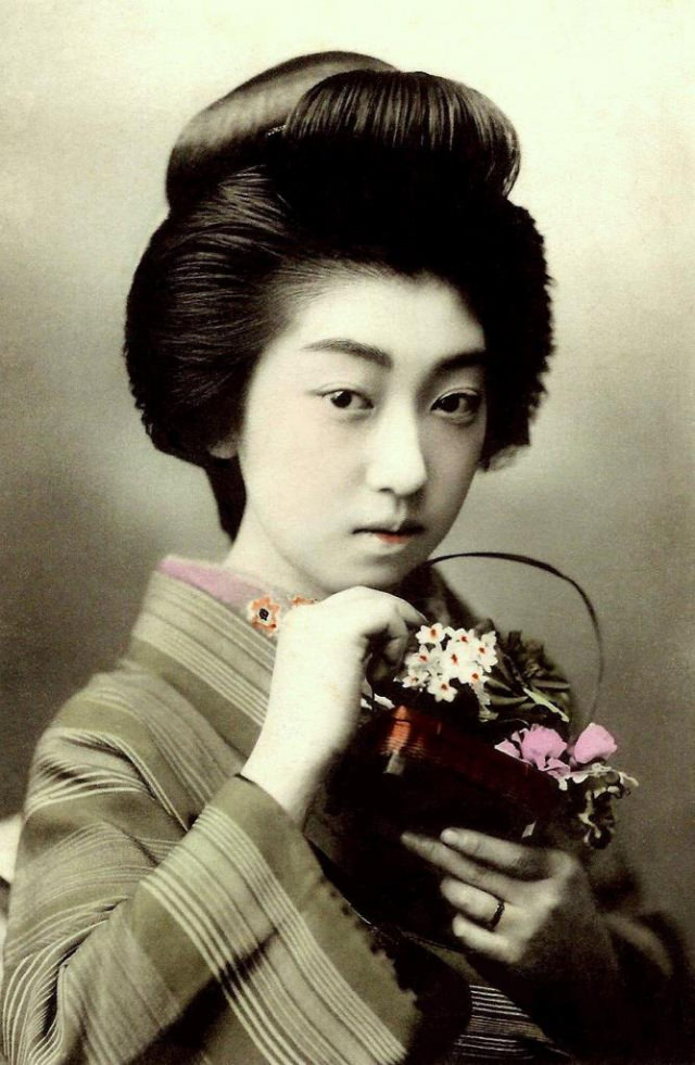 Chishō Takaoka: Life Story and Beautiful photos of a the Nine-Fingered Geisha