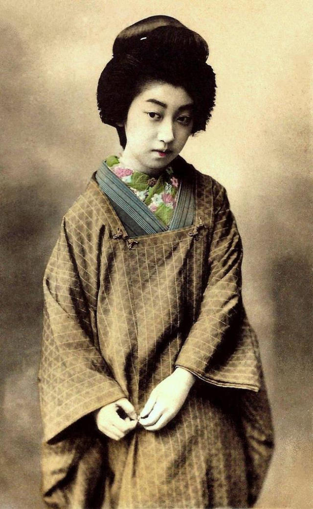 Chishō Takaoka: Life Story and Beautiful photos of a the Nine-Fingered Geisha