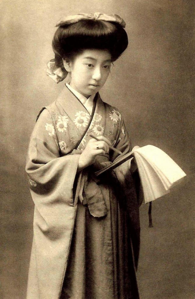 Chishō Takaoka: Life Story and Beautiful photos of a the Nine-Fingered Geisha