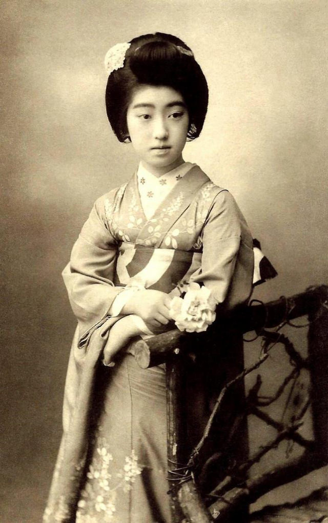 Chishō Takaoka: Life Story and Beautiful photos of a the Nine-Fingered Geisha