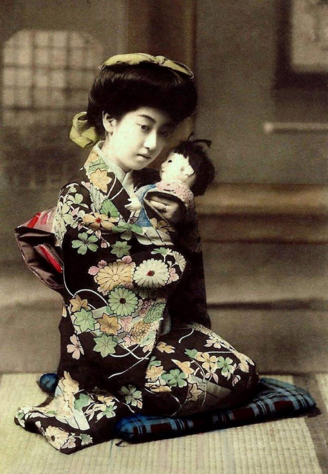 Chishō Takaoka: Life Story and Beautiful photos of a the Nine-Fingered Geisha