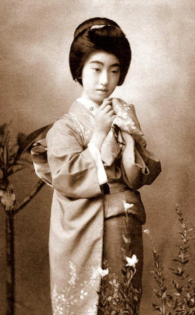 Chishō Takaoka: Life Story and Beautiful photos of a the Nine-Fingered Geisha