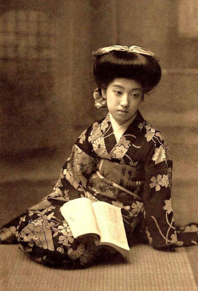 Chishō Takaoka: Life Story and Beautiful photos of a the Nine-Fingered Geisha