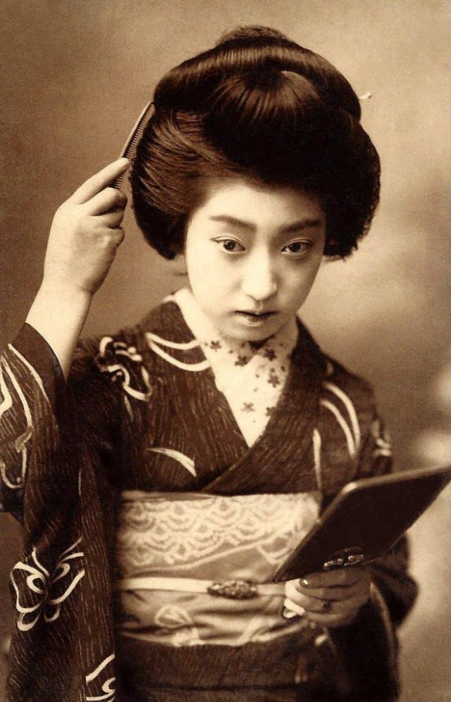 Chishō Takaoka: Life Story and Beautiful photos of a the Nine-Fingered Geisha