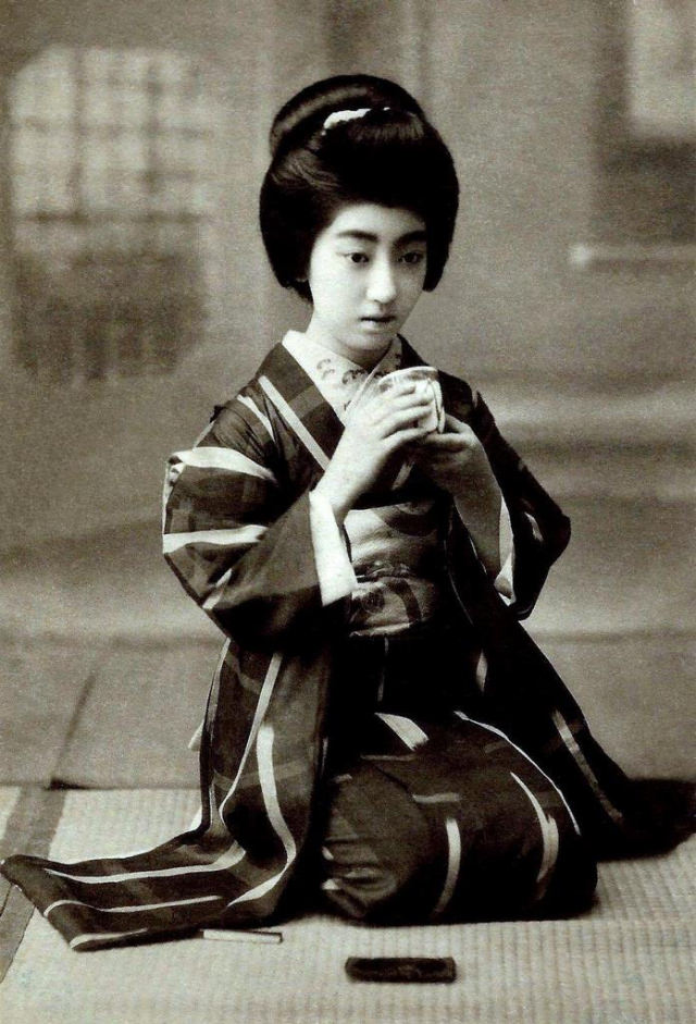 Chishō Takaoka: Life Story and Beautiful photos of a the Nine-Fingered Geisha