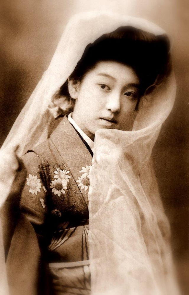 Chishō Takaoka: Life Story and Beautiful photos of a the Nine-Fingered Geisha