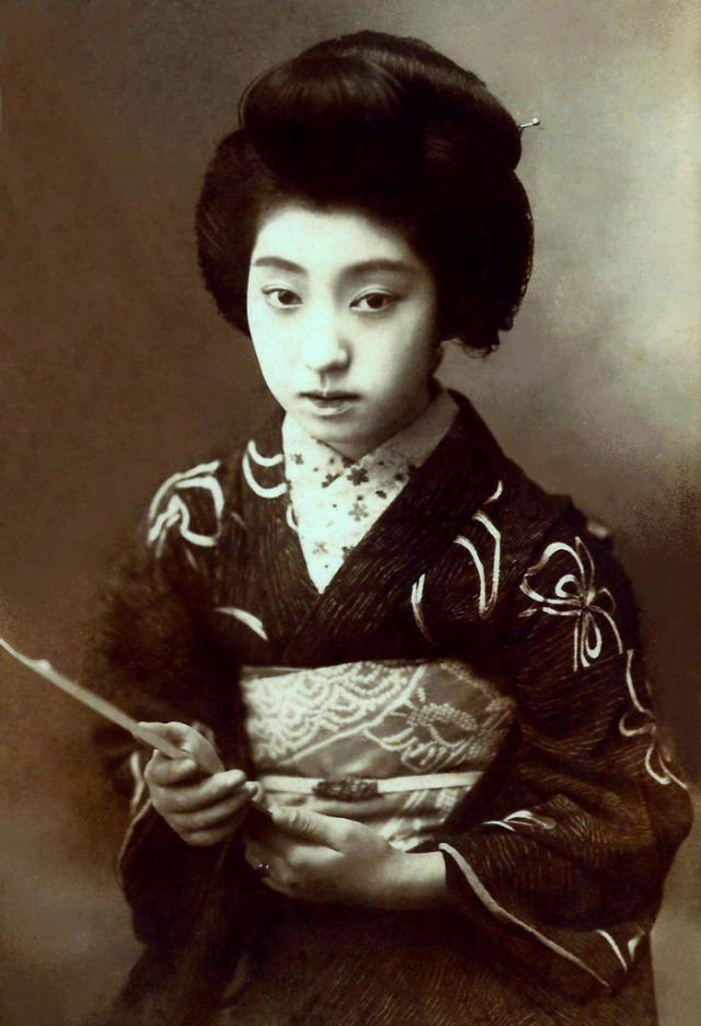 Chishō Takaoka: Life Story and Beautiful photos of a the Nine-Fingered Geisha