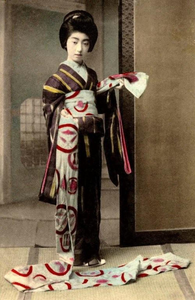 Chishō Takaoka: Life Story and Beautiful photos of a the Nine-Fingered Geisha