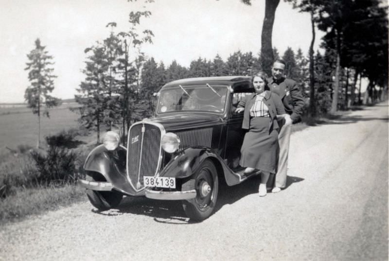 A couple posing with a Fiat Balilla 508 A on a gravel road in the countryside, 1935