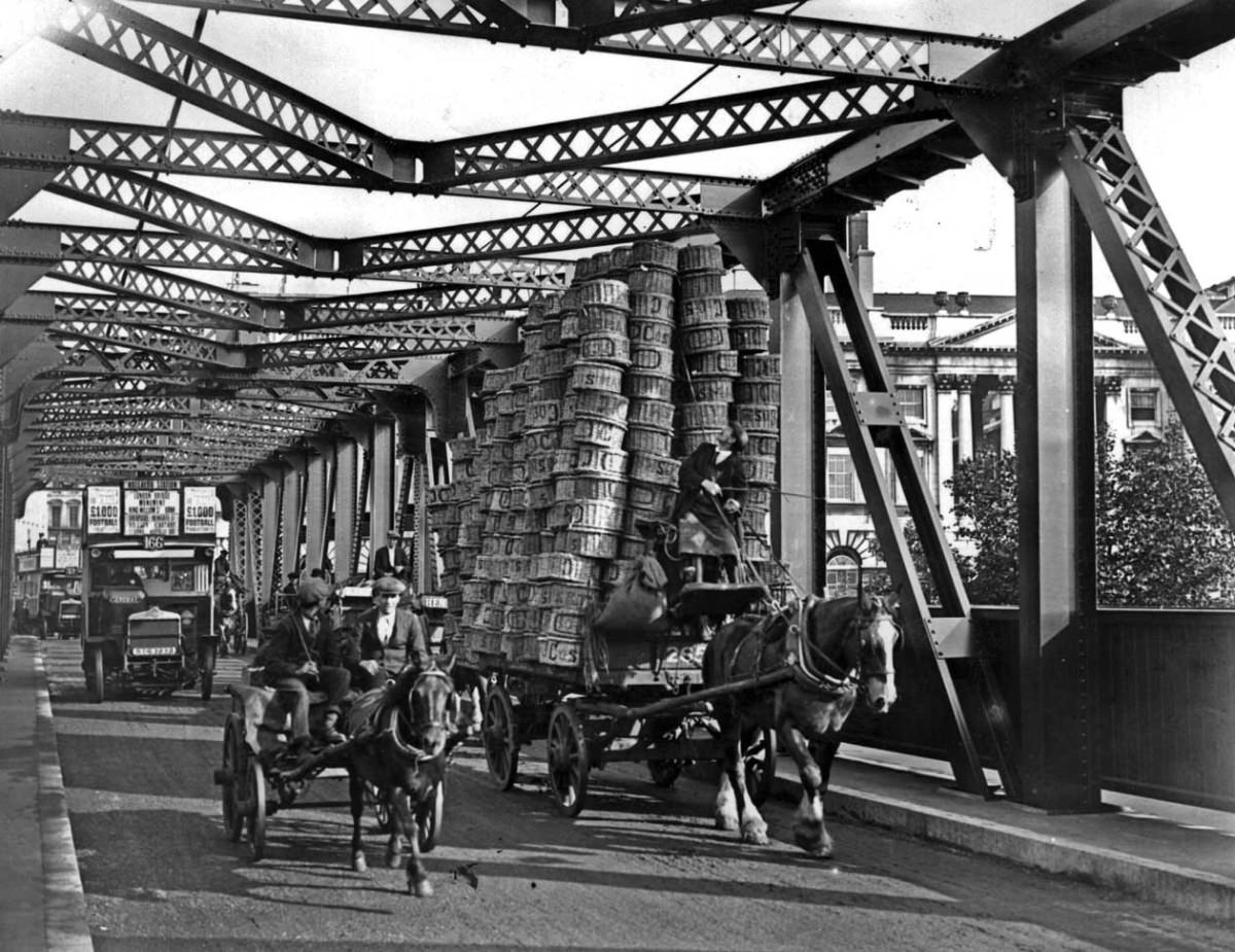A Covent Garden carman crossing a temporary Waterloo Bridge, London, 1925.