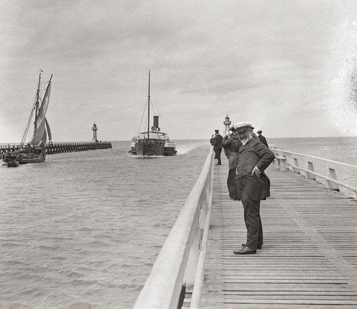 Entrance to the port of Trouville, 1901
