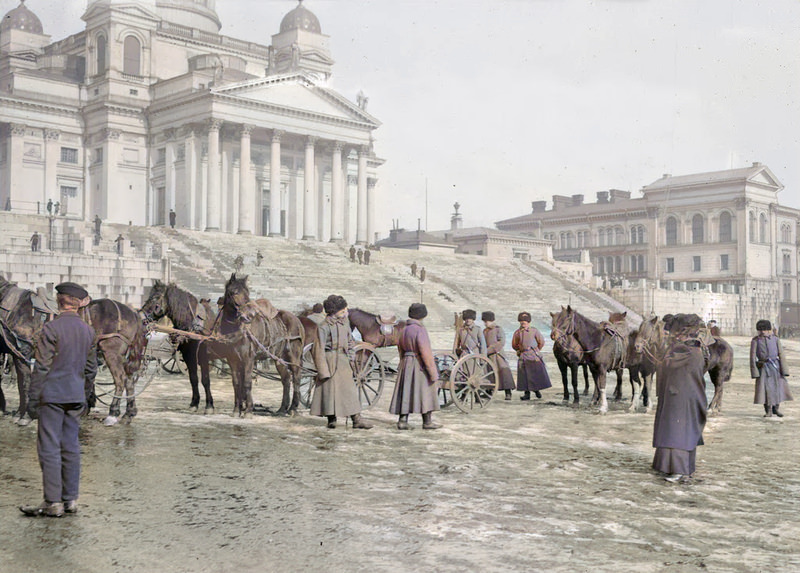 Russian soldiers on Helsinki Senate Square