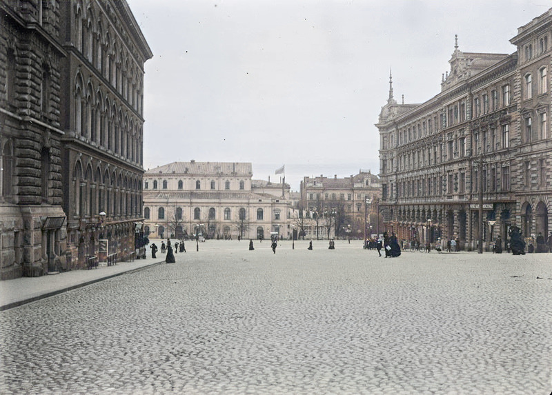 Erottaja (Skillnaden), Helsinki. The Swedish Theater in the front.