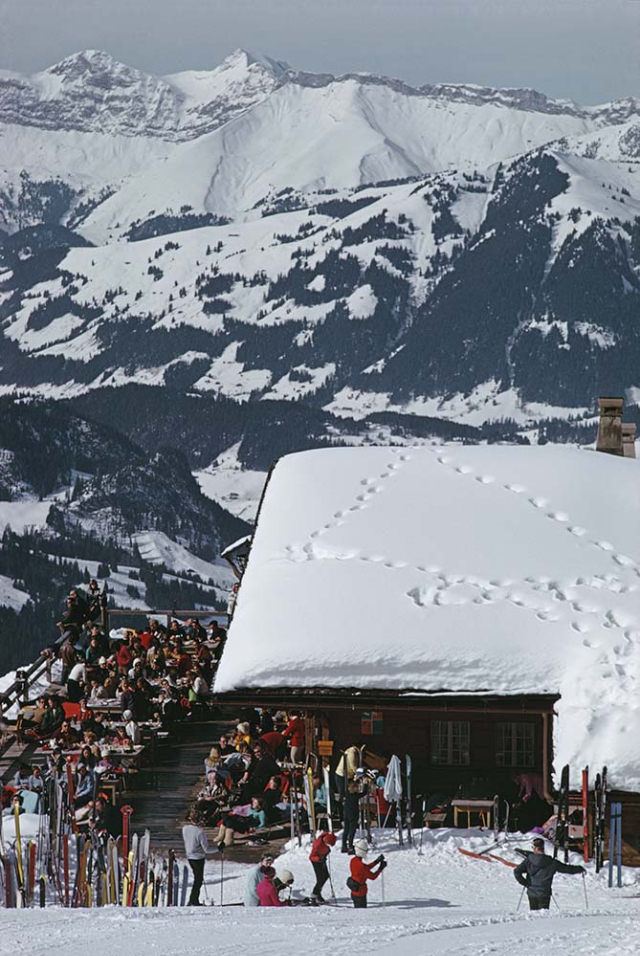 Holidaymakers dining at the Eagle Club in the ski resort of Gstaad, Switzerland, 1969.