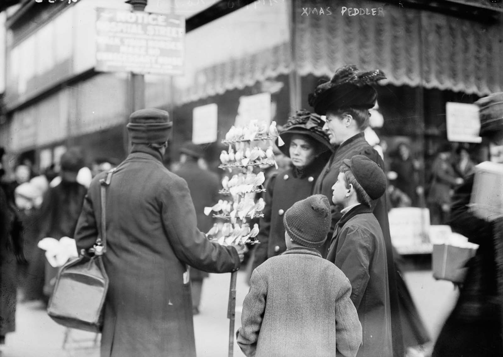 Fascinating Historical Photos of Holiday Shopping in New York City from the Early 20th Century