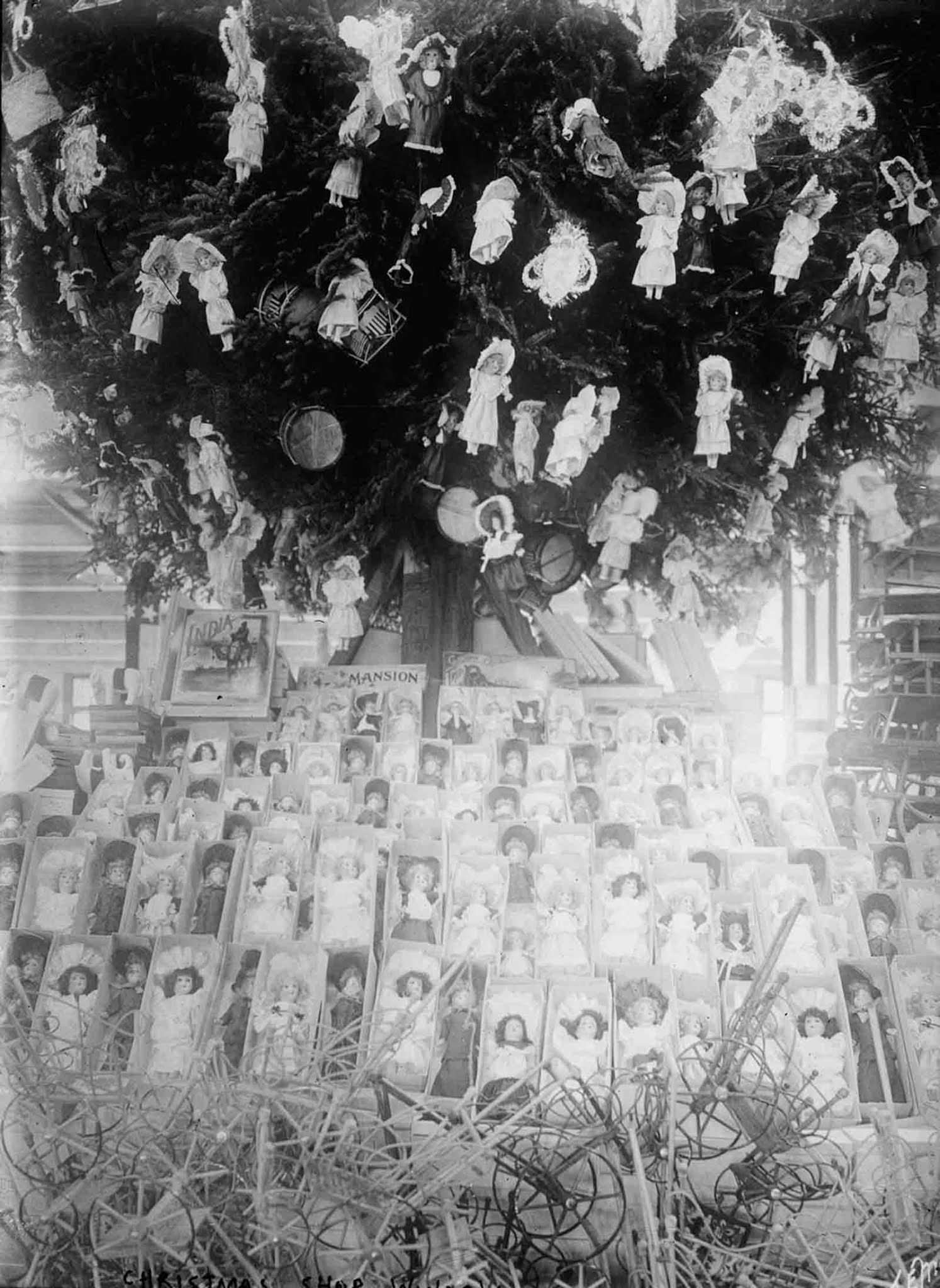 Fascinating Historical Photos of Holiday Shopping in New York City from the Early 20th Century