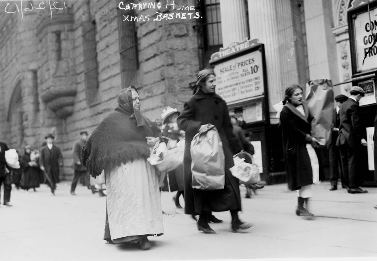 Fascinating Historical Photos of Holiday Shopping in New York City from the Early 20th Century
