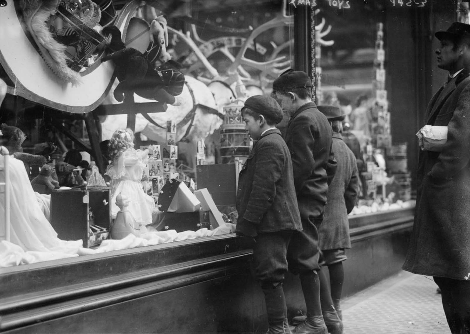 Fascinating Historical Photos of Holiday Shopping in New York City from the Early 20th Century