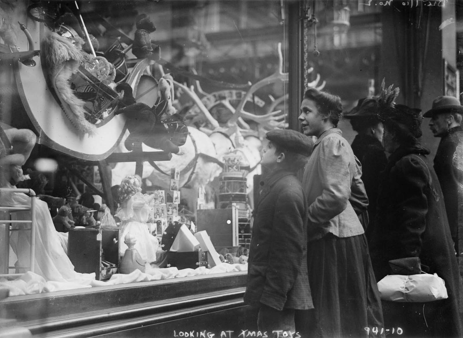 Fascinating Historical Photos of Holiday Shopping in New York City from the Early 20th Century