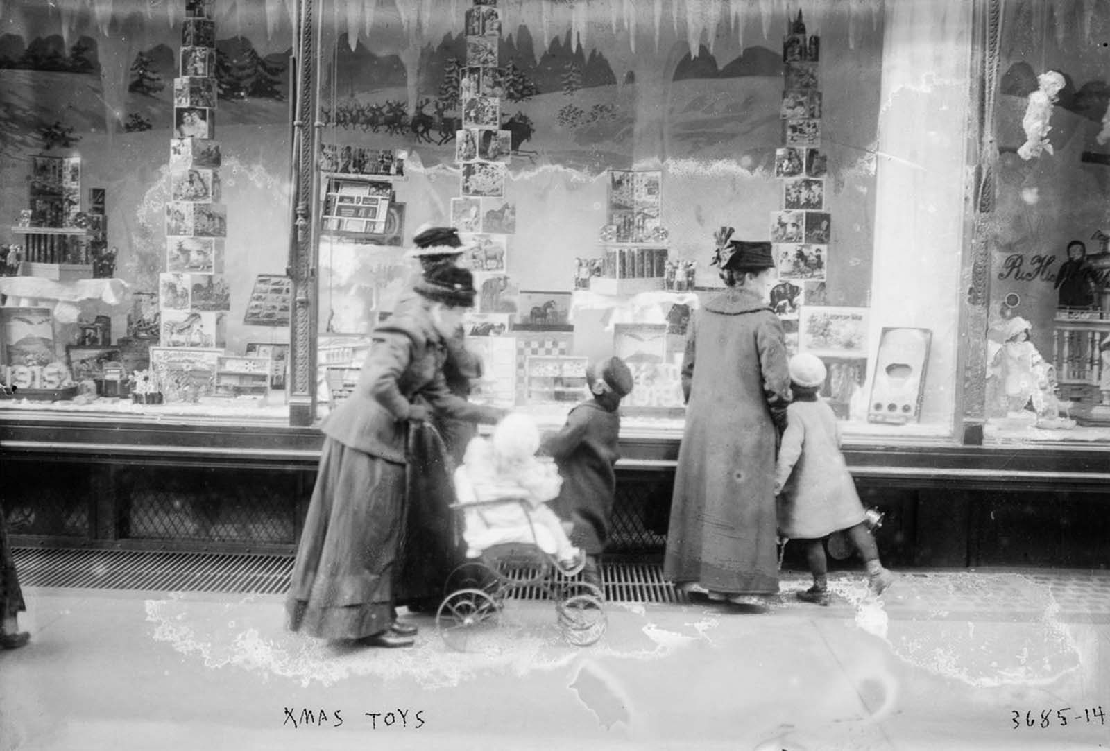 Fascinating Historical Photos of Holiday Shopping in New York City from the Early 20th Century