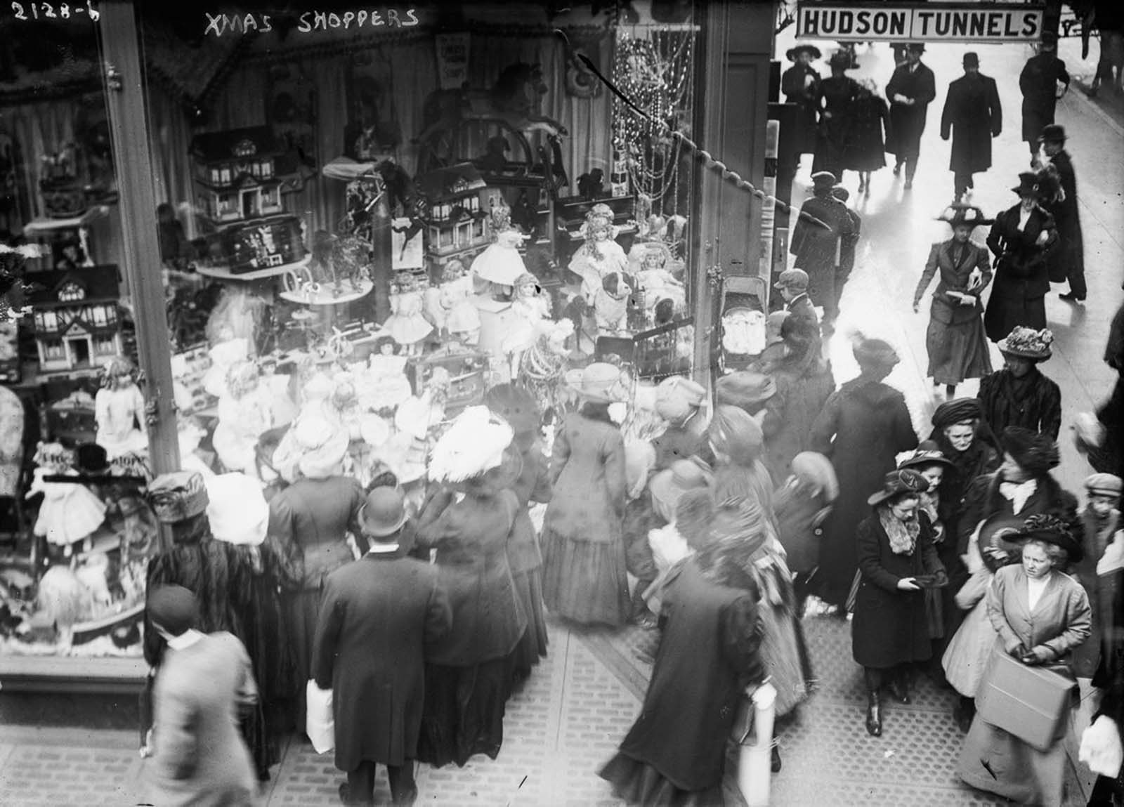 Fascinating Historical Photos of Holiday Shopping in New York City from the Early 20th Century