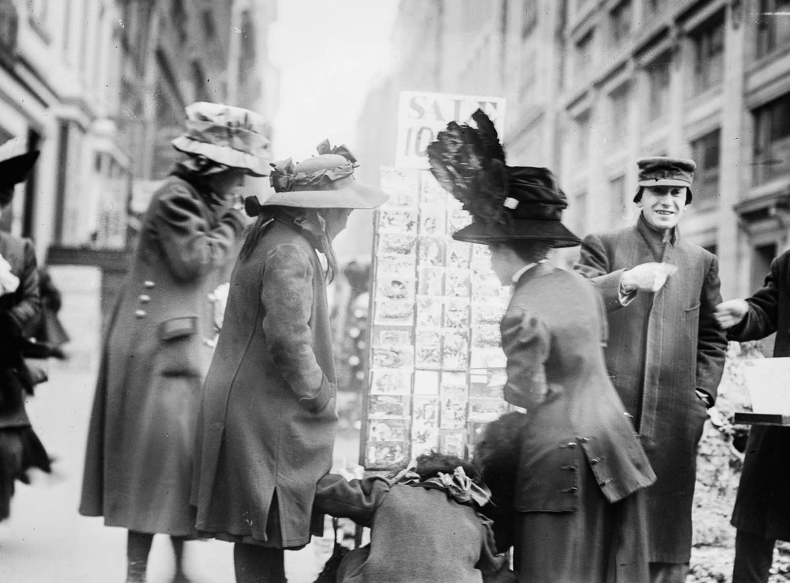 Fascinating Historical Photos of Holiday Shopping in New York City from the Early 20th Century