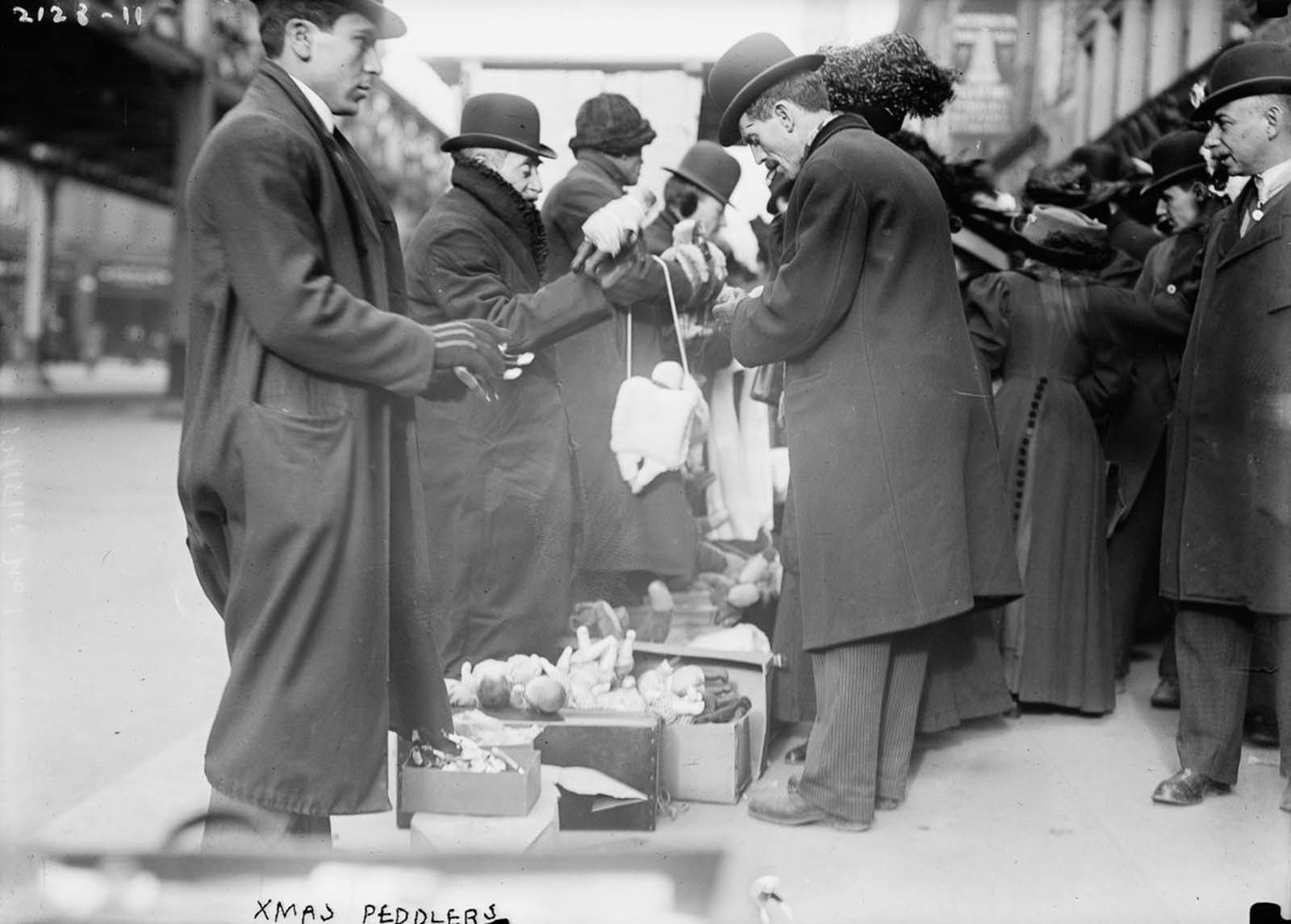 Fascinating Historical Photos of Holiday Shopping in New York City from the Early 20th Century