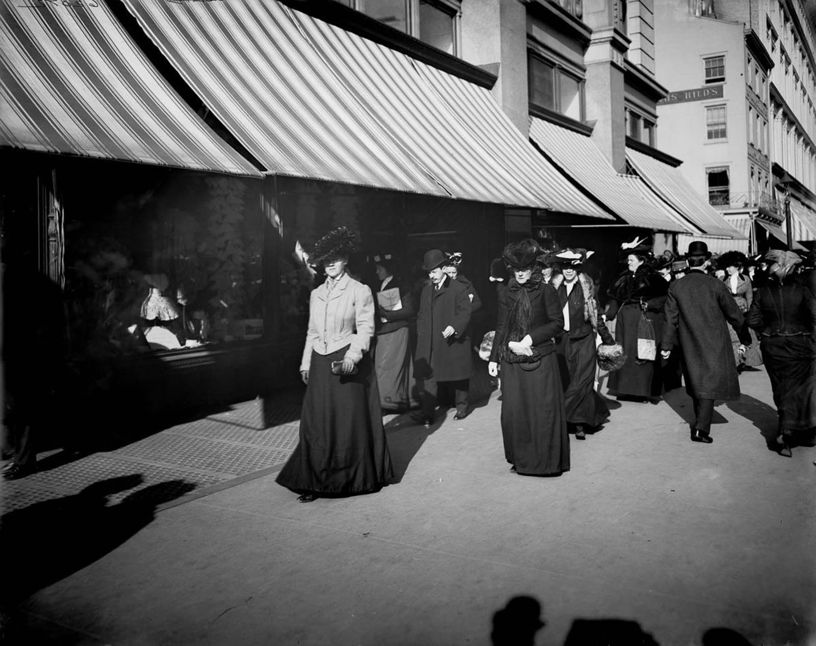 Fascinating Historical Photos of Holiday Shopping in New York City from the Early 20th Century