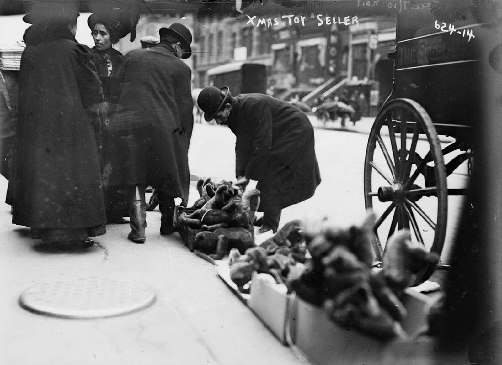 Fascinating Historical Photos of Holiday Shopping in New York City from the Early 20th Century