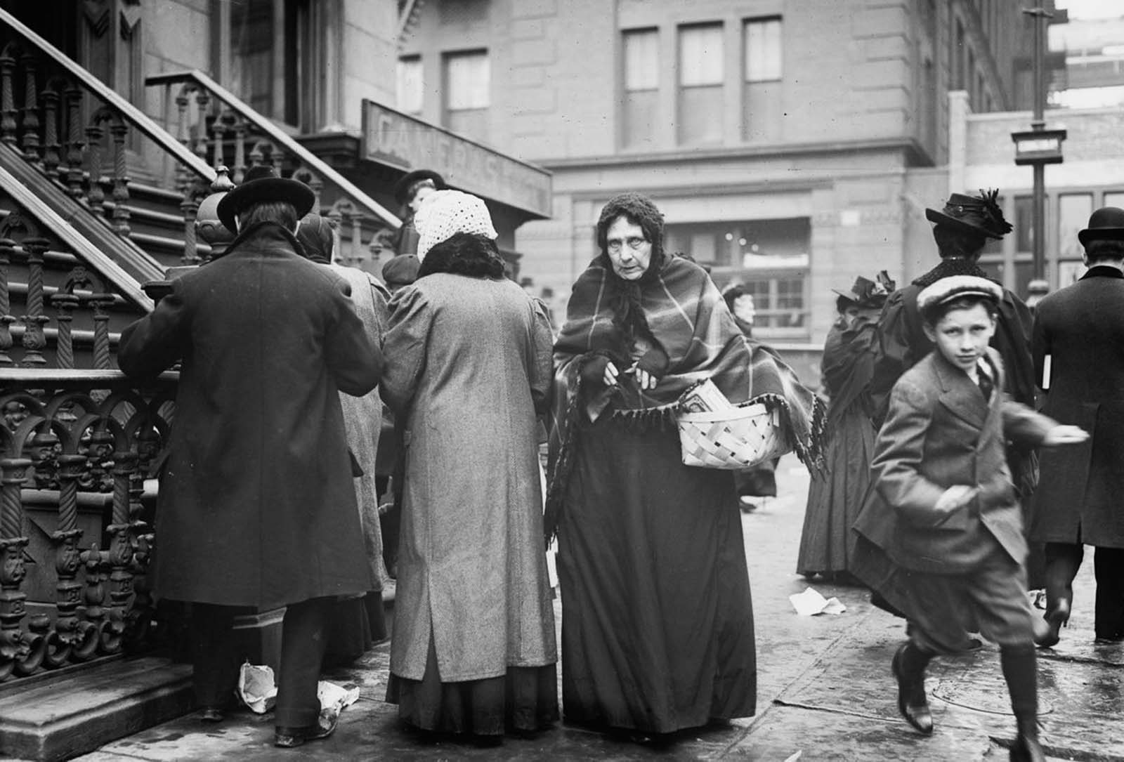 Fascinating Historical Photos of Holiday Shopping in New York City from the Early 20th Century