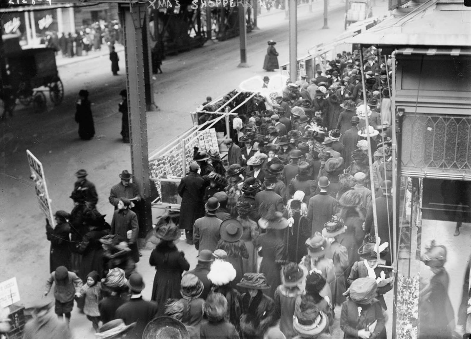 Fascinating Historical Photos of Holiday Shopping in New York City from the Early 20th Century