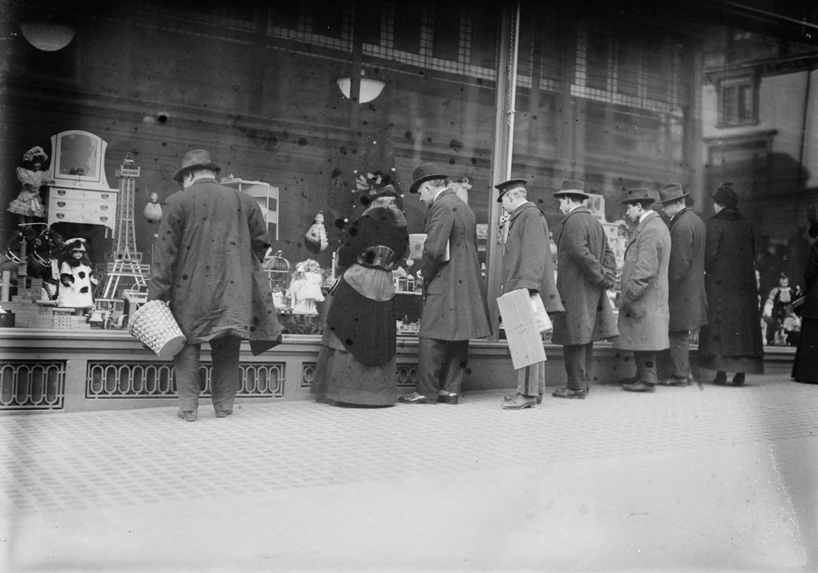 Fascinating Historical Photos of Holiday Shopping in New York City from the Early 20th Century