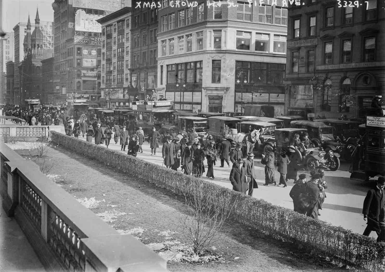 Fascinating Historical Photos of Holiday Shopping in New York City from the Early 20th Century