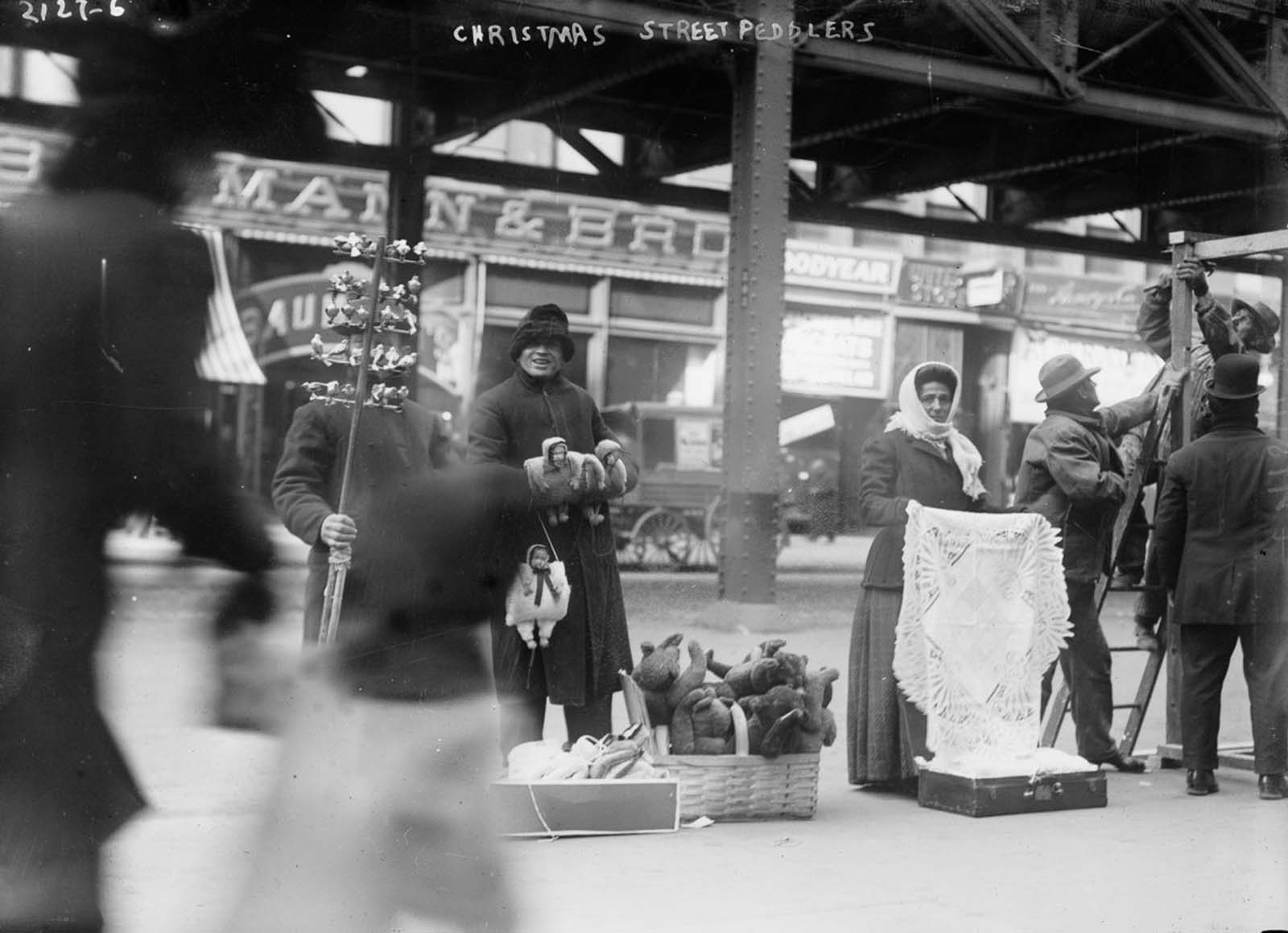 Fascinating Historical Photos of Holiday Shopping in New York City from the Early 20th Century