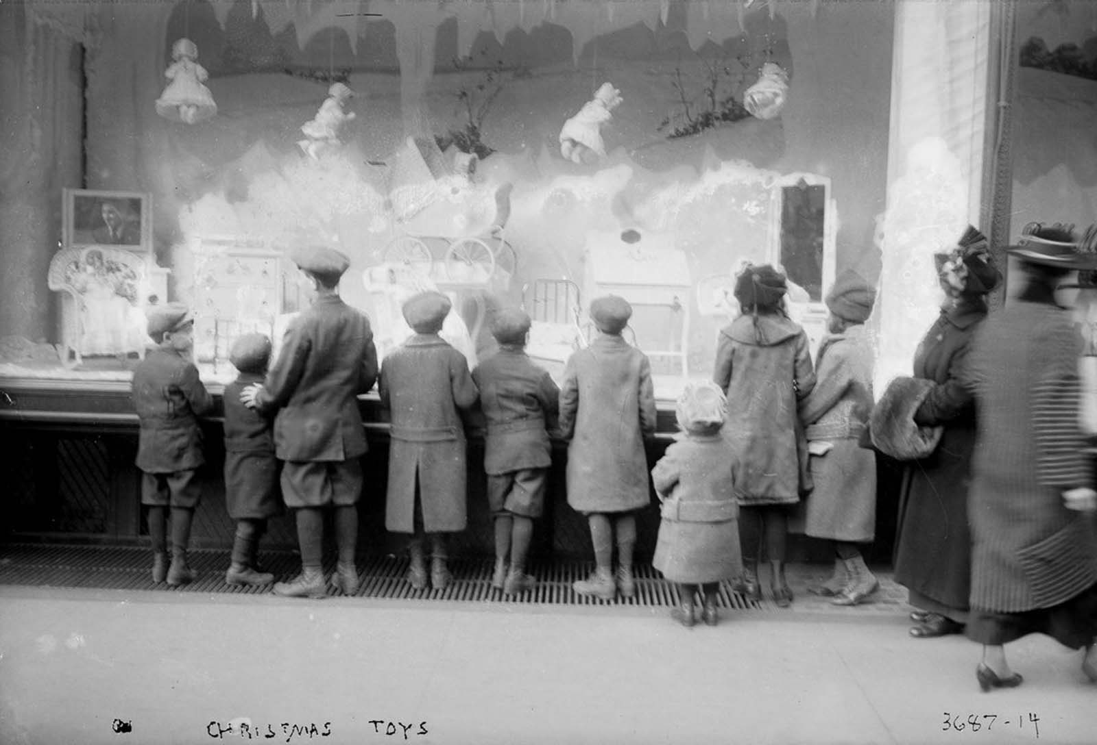 Fascinating Historical Photos of Holiday Shopping in New York City from the Early 20th Century