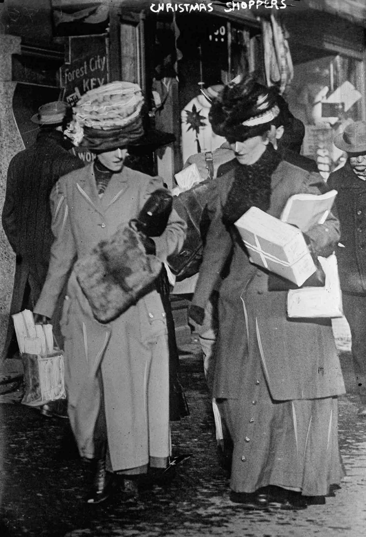 Fascinating Historical Photos of Holiday Shopping in New York City from the Early 20th Century