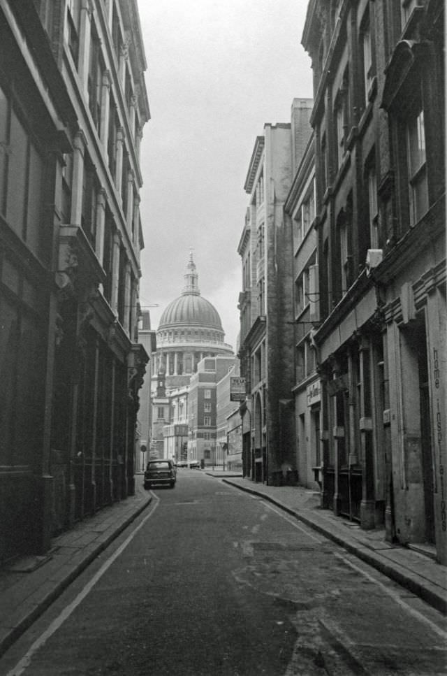 Quiet Sunday afternoon, St. Paul's from Watling Street, 1977