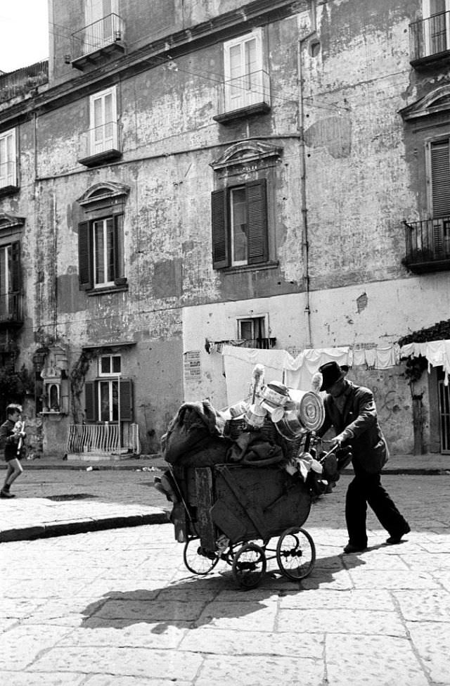 Peddler with his pram. (Mario De Biasi)